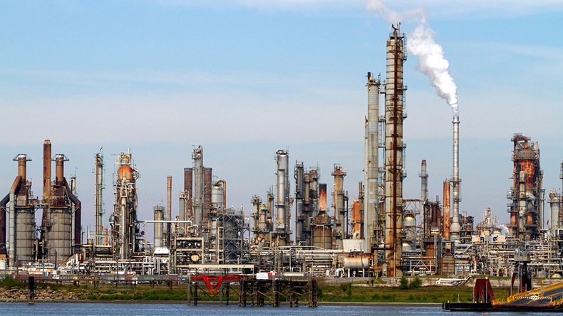 Oil refinery (David R Frazier Photolibrary, Inc/Alamy Stock Photo)