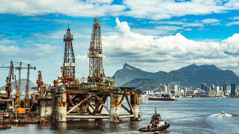 Oil rig Brazil (Ranimiro Lotufo Neto/Alamy Stock Photo)