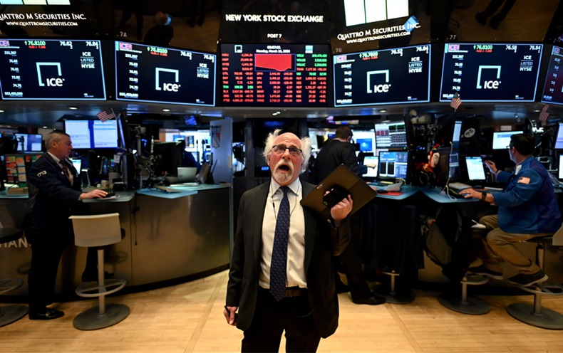 Horrified trader (Johannes Eisele/AFP via Getty Images)