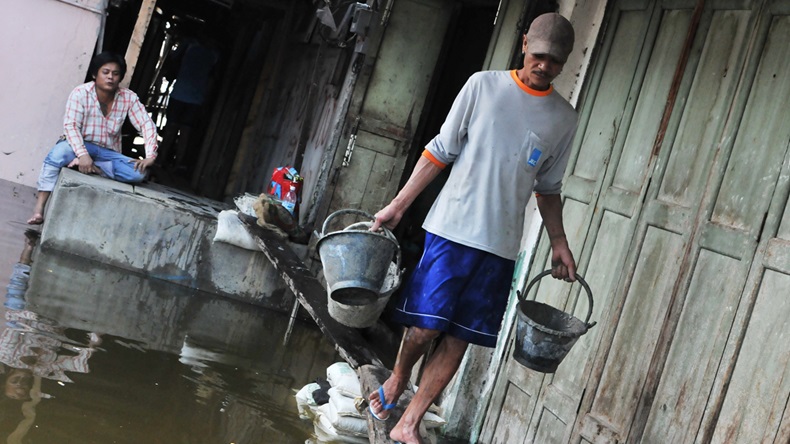 Bangkok flood (2011) (1000 Words/Shutterstock)