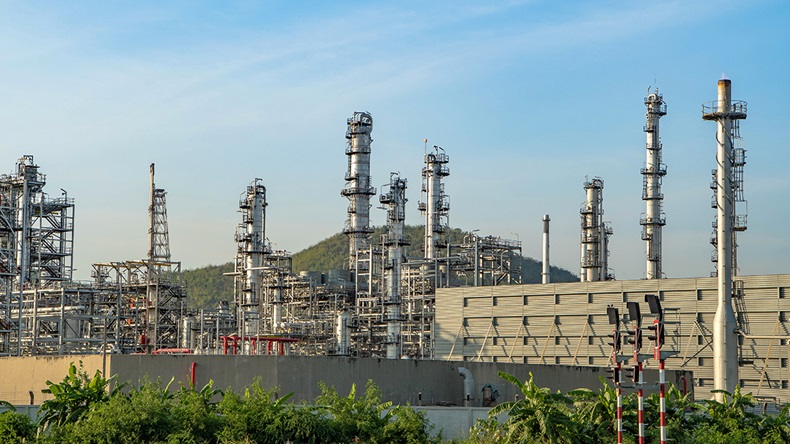 Oil refinery (Red ivory/Shutterstock.com)