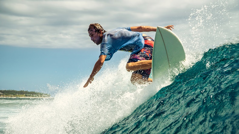 Surfer (ohrim/Shutterstock.com)